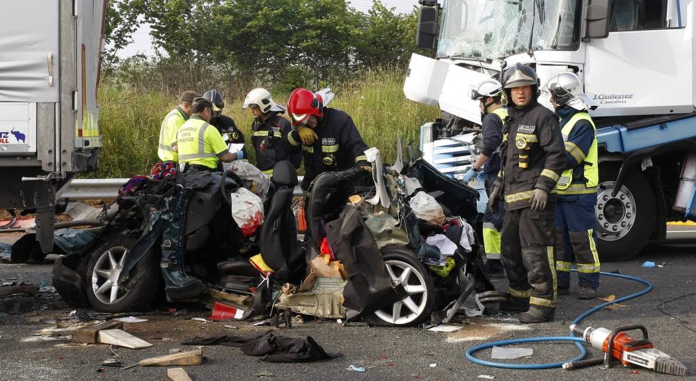 Dos gijoneses muertos en un accidente multiple en Cabezón de la Sal