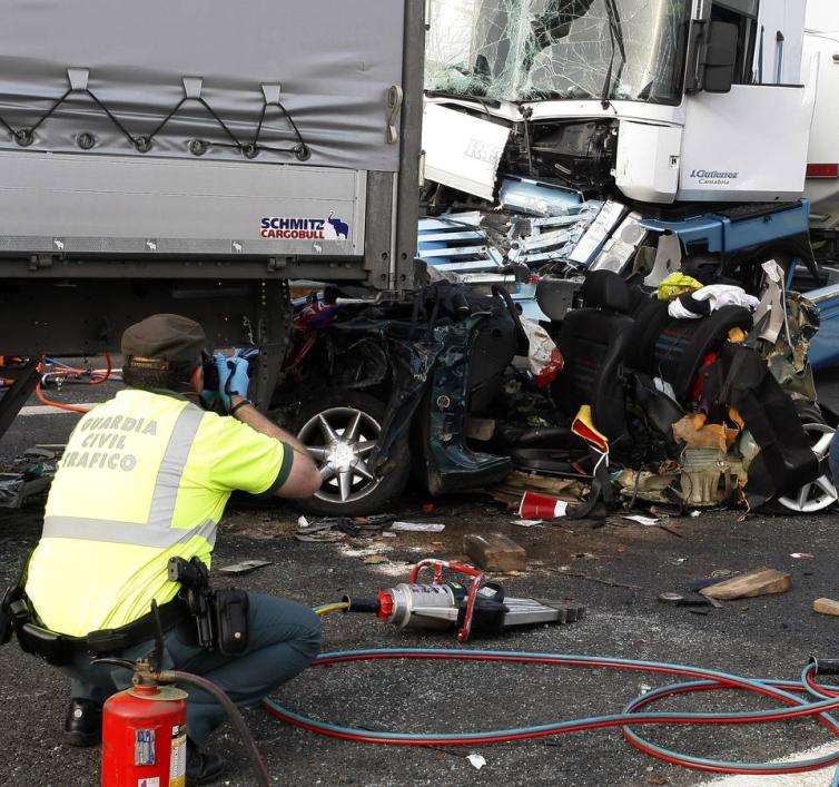 Dos gijoneses muertos en un accidente multiple en Cabezón de la Sal