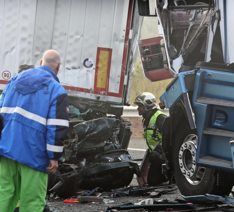 Dos gijoneses muertos en un accidente multiple en Cabezón de la Sal