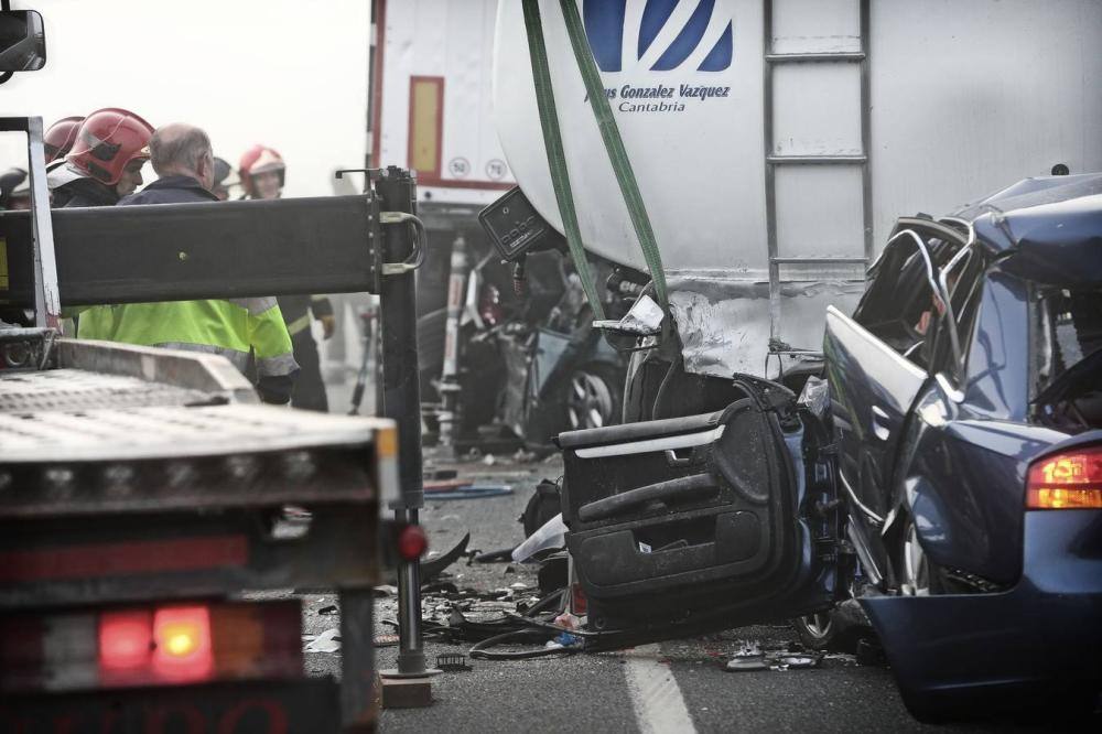 Dos gijoneses muertos en un accidente multiple en Cabezón de la Sal