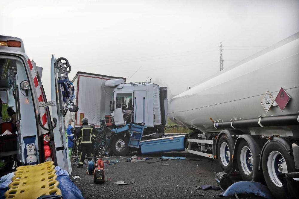 Dos gijoneses muertos en un accidente multiple en Cabezón de la Sal