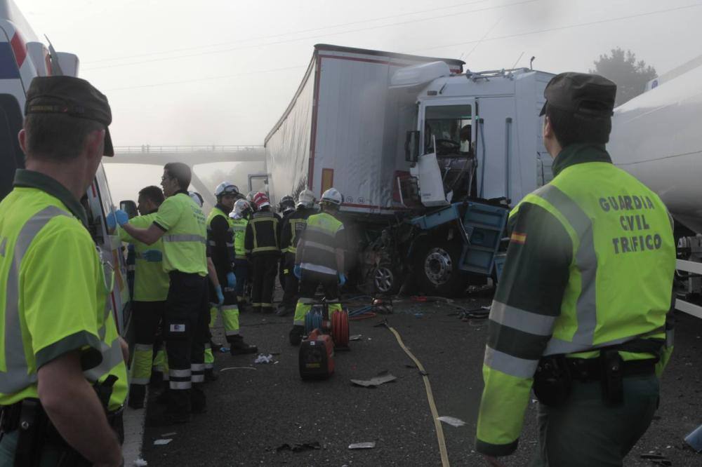 Dos gijoneses muertos en un accidente multiple en Cabezón de la Sal