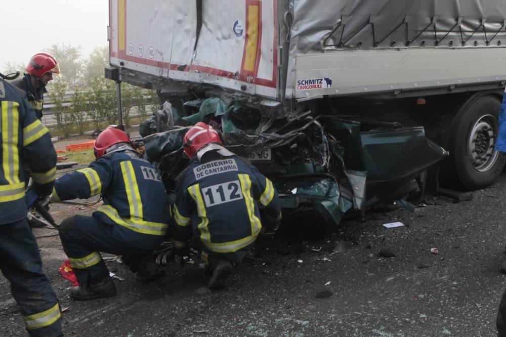 Dos gijoneses muertos en un accidente multiple en Cabezón de la Sal