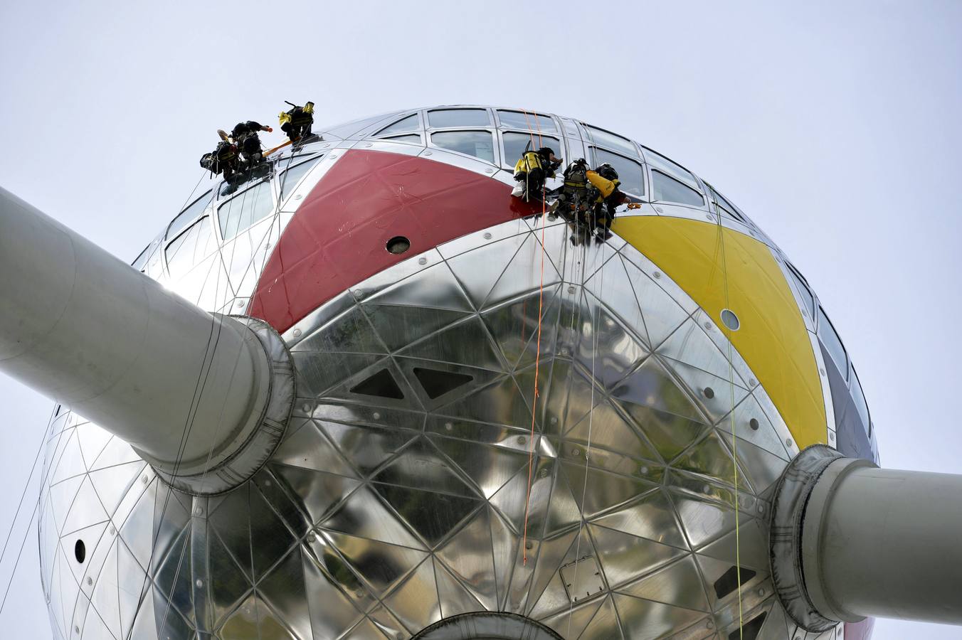 Decoración del popular Atomium belga con las imágens de la bandera nacional para el Mundial.