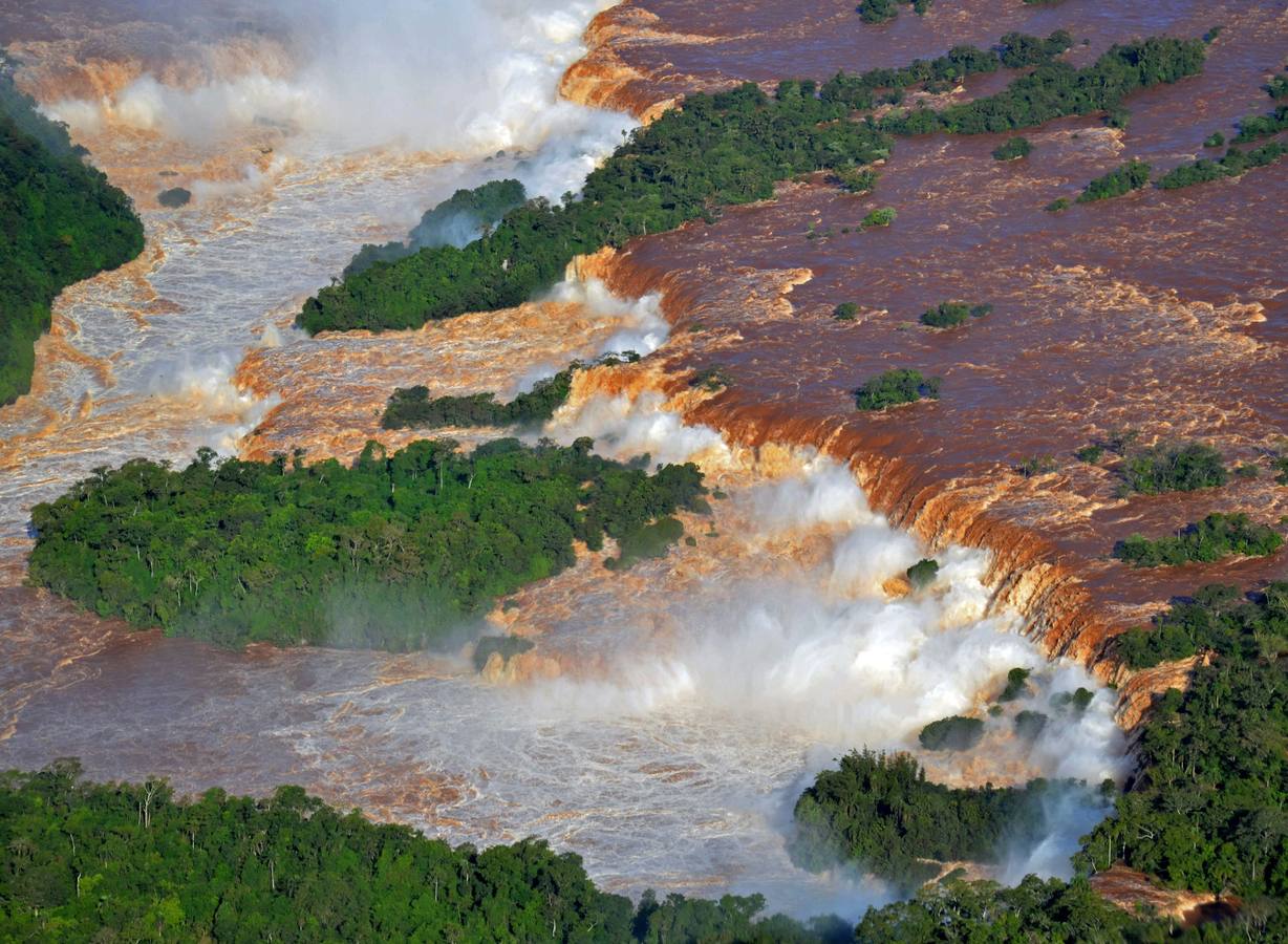 Cataratas de Iguazú durante las lluvias torrenciales de esta semana en la zona.