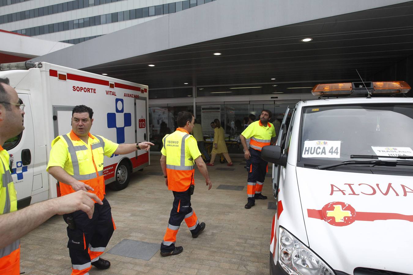 Las imágenes del traslado de los pacientes del viejo hospital al nuevo HUCA
