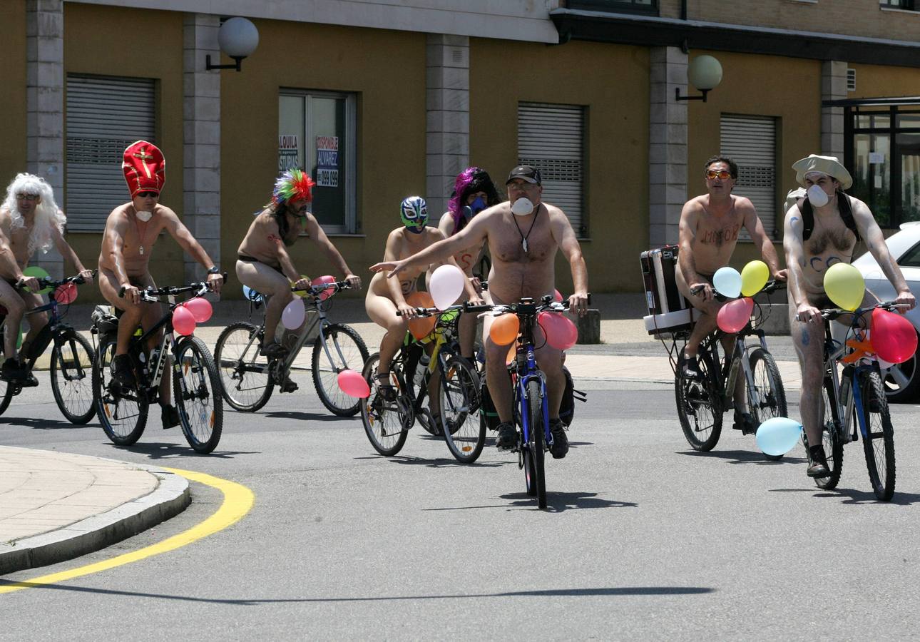 Ciclonudismo en Gijón para pedir más respeto a los usuarios de bicicletas