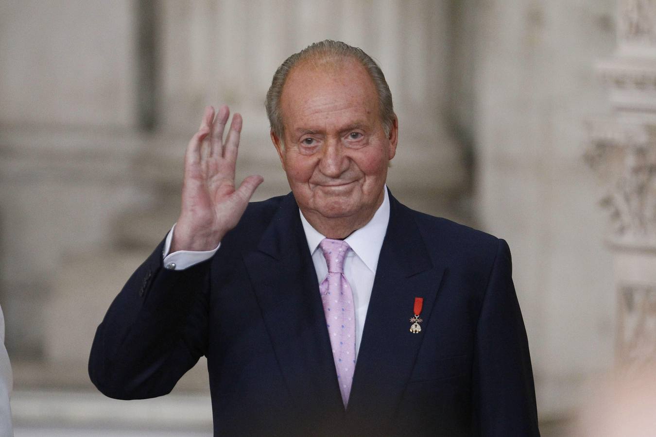 El Rey Juan Carlos saluda durante el acto.