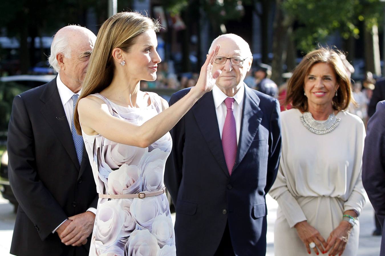 Primer acto en solitario de la reina Letizia. Doña Letizia ha saludado muy sonriente a todos los presentes antes de entrar en El Prado.