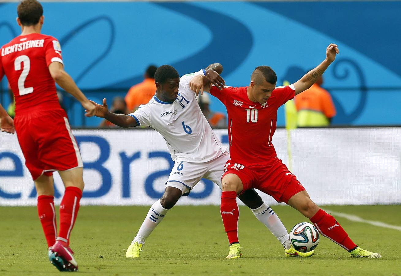 Xhaka protege el balón.