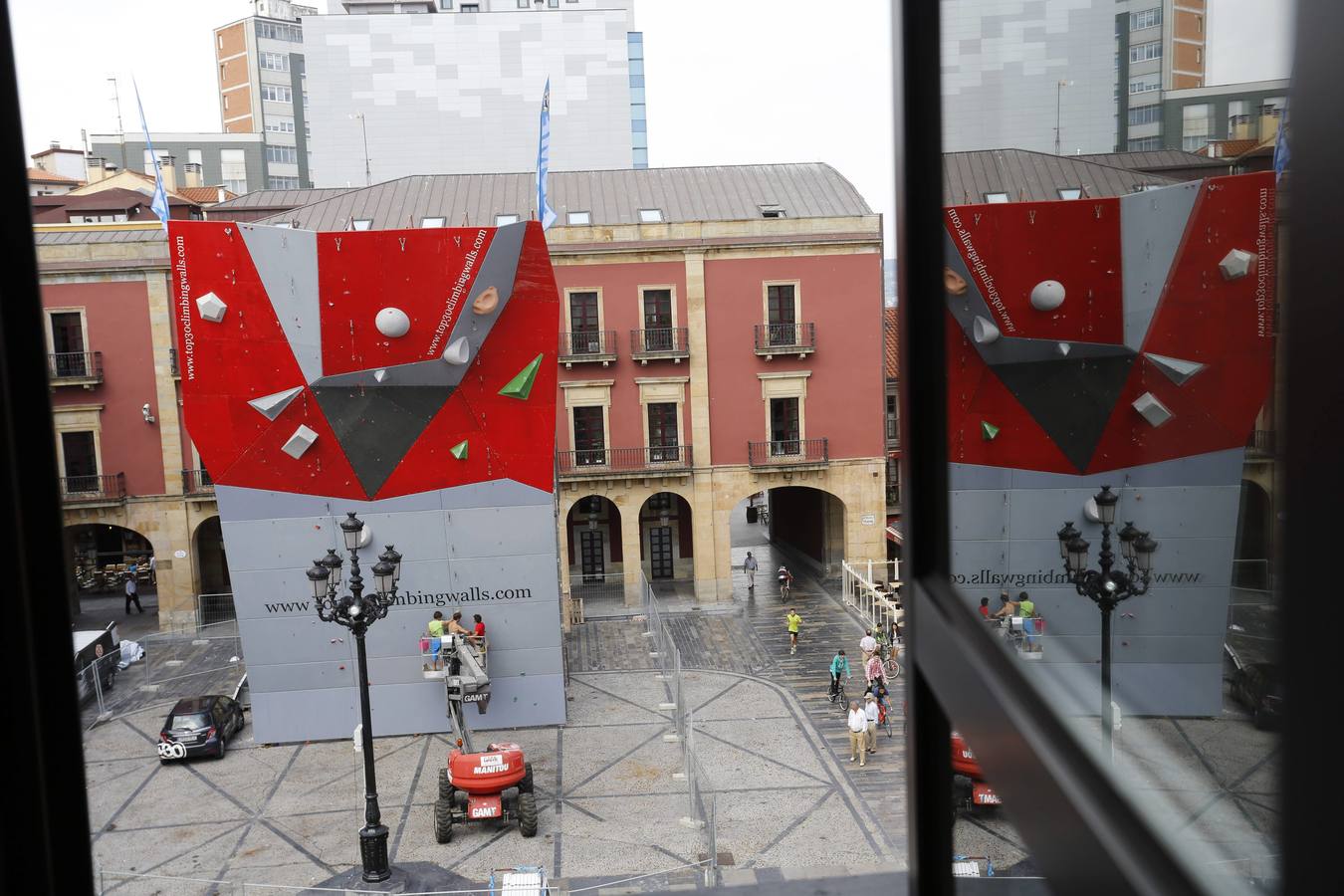 Un rocódromo en la plaza Mayor de Gijón