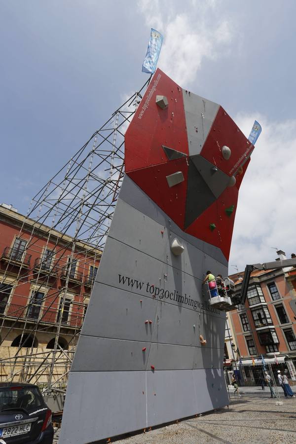 Un rocódromo en la plaza Mayor de Gijón