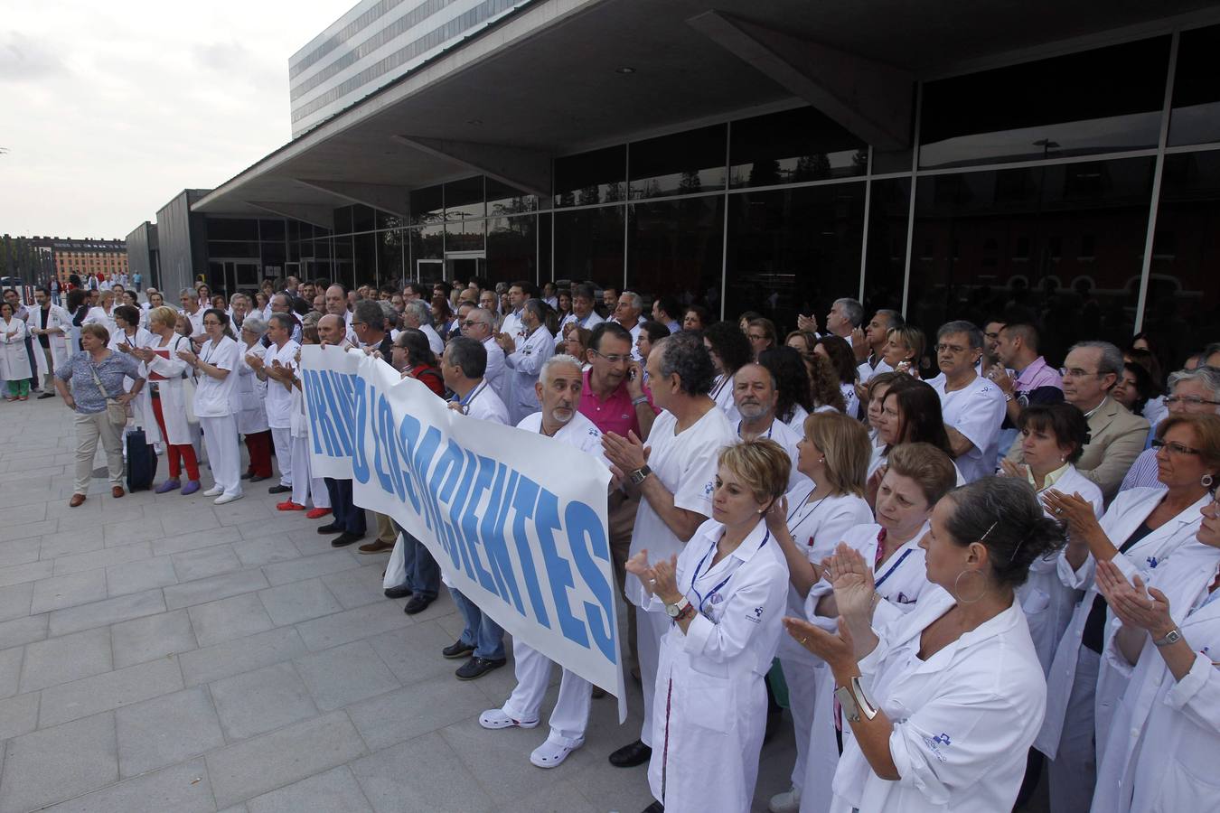 Protesta del personal médico ante el HUCA