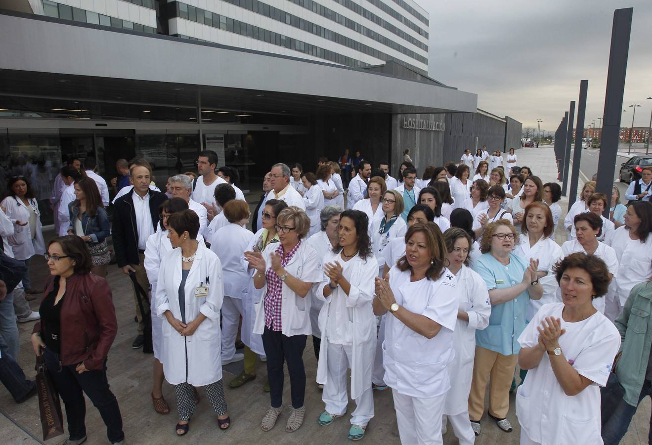 Protesta del personal médico ante el HUCA