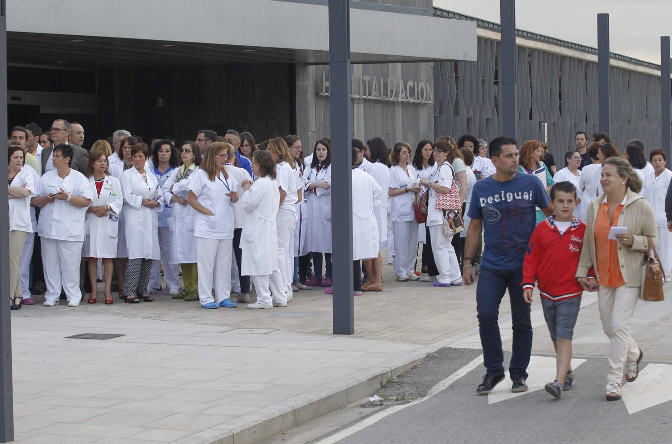 Protesta del personal médico ante el HUCA