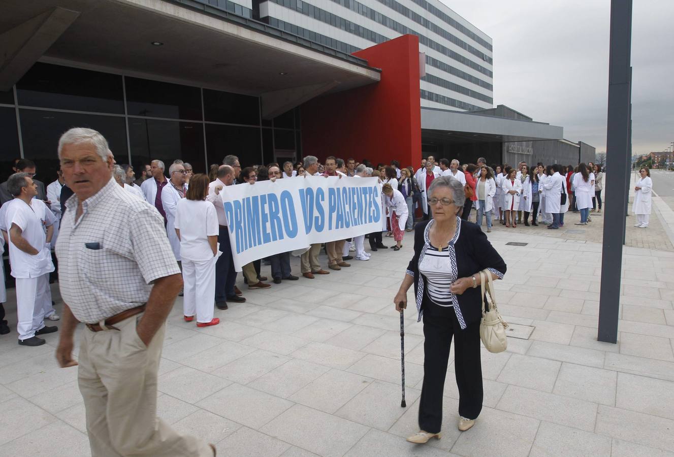 Protesta del personal médico ante el HUCA