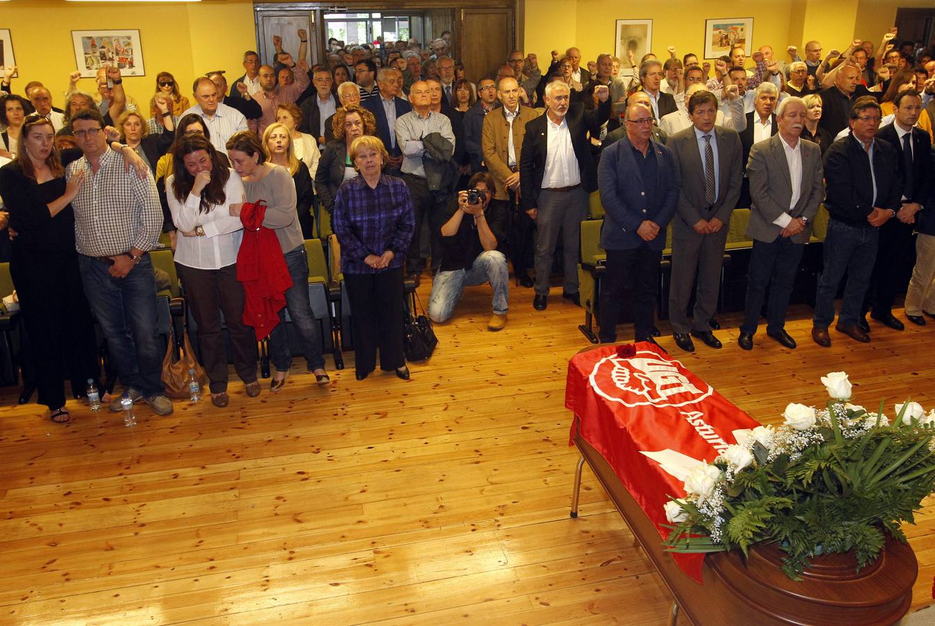 Multitudinaria despedida a Manuel Fernández &#039;Lito&#039;