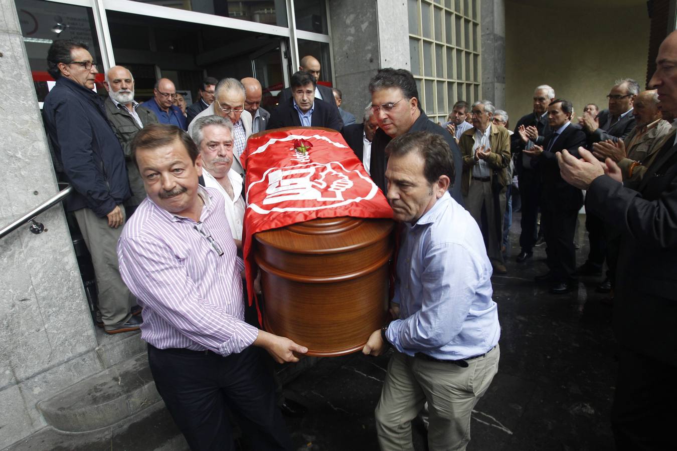 Multitudinaria despedida a Manuel Fernández &#039;Lito&#039;