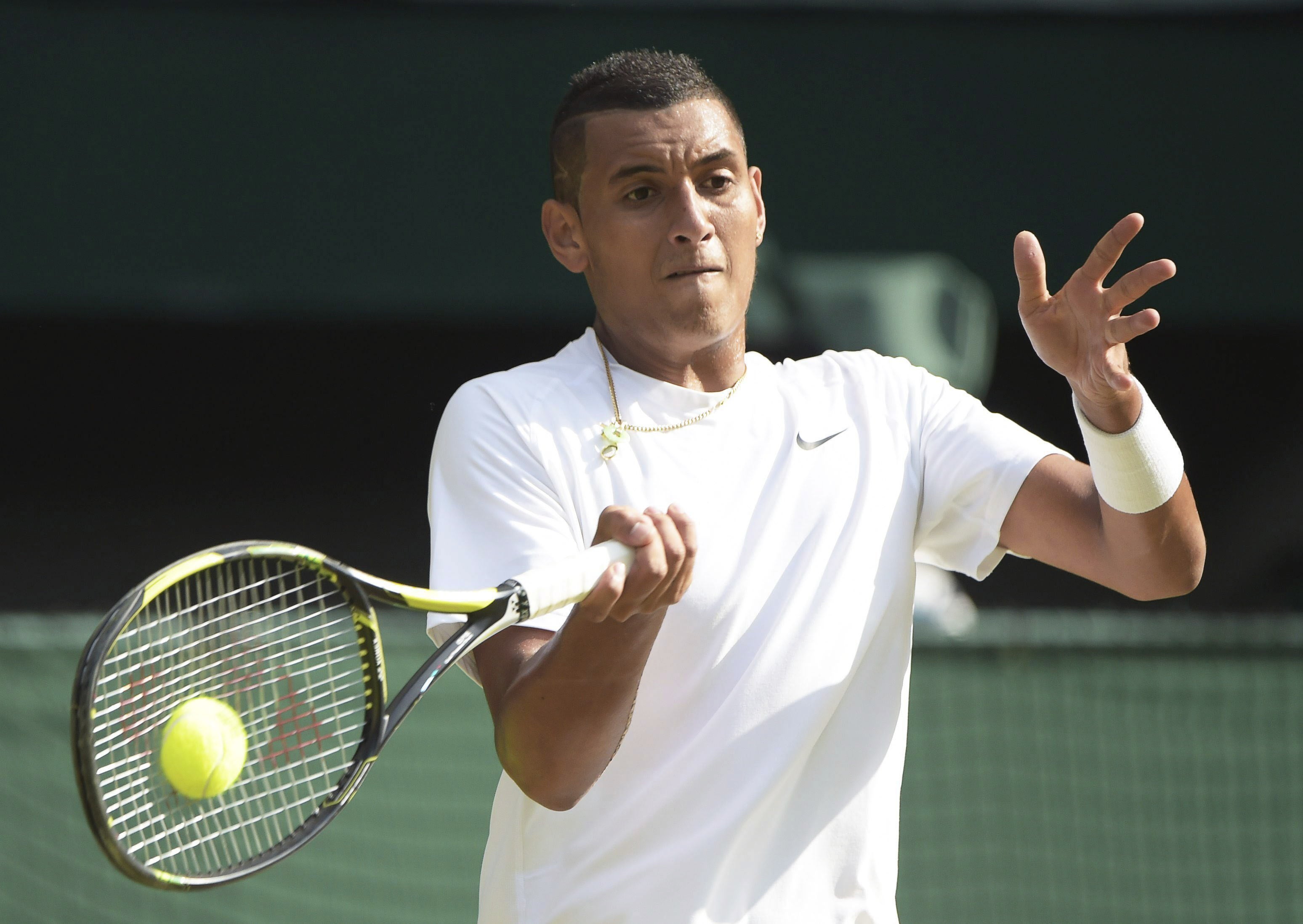 Nick Kyrgios golpea de derecha.