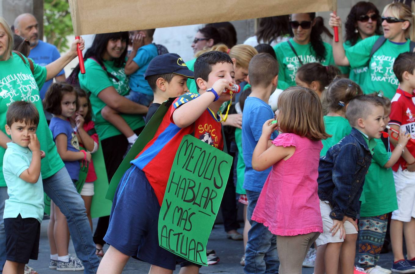 La comunidad educativa de El Bosquín lleva su protesta a Oviedo