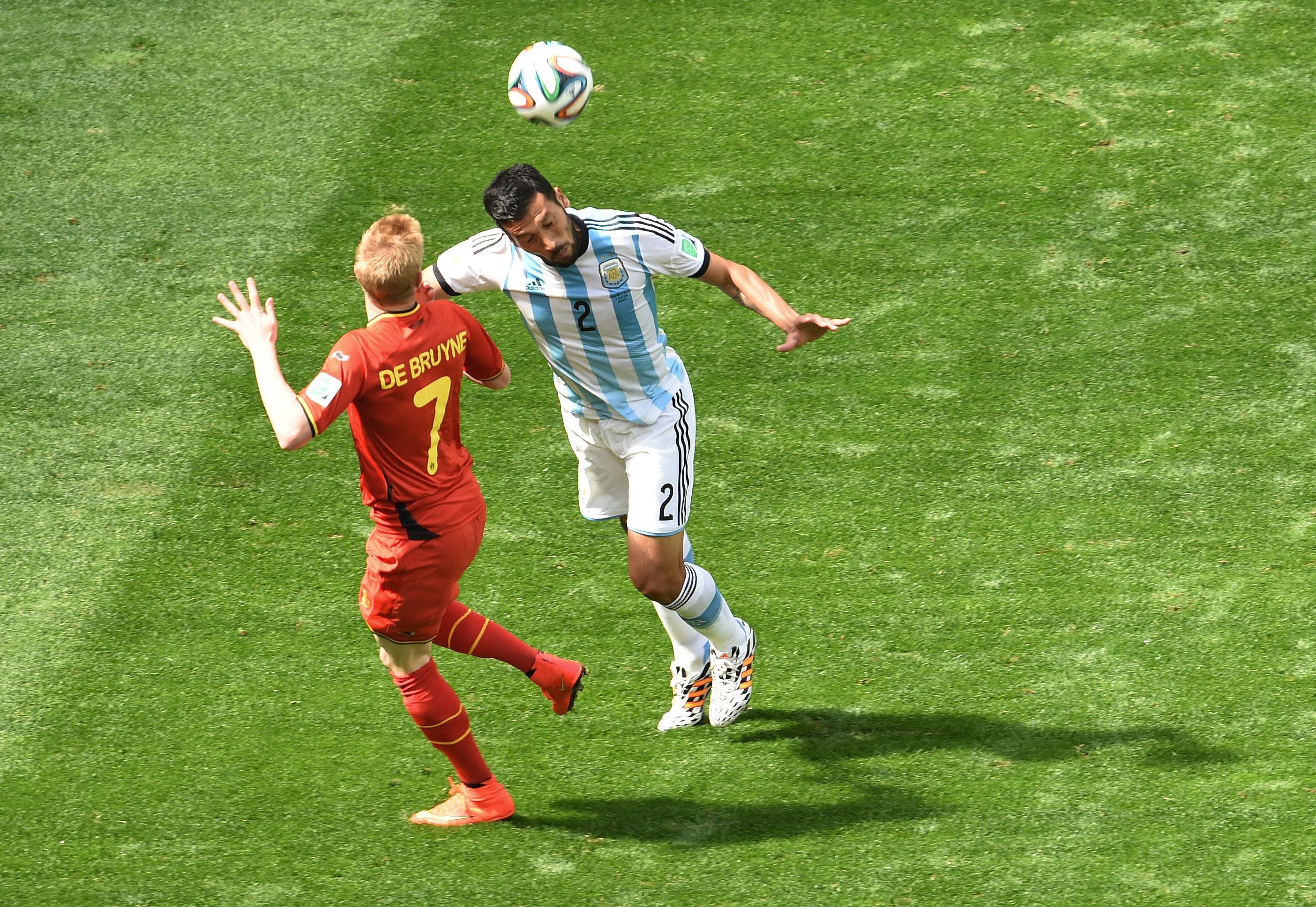 Garay despeja el balón ante la presencia de De Bruyne.