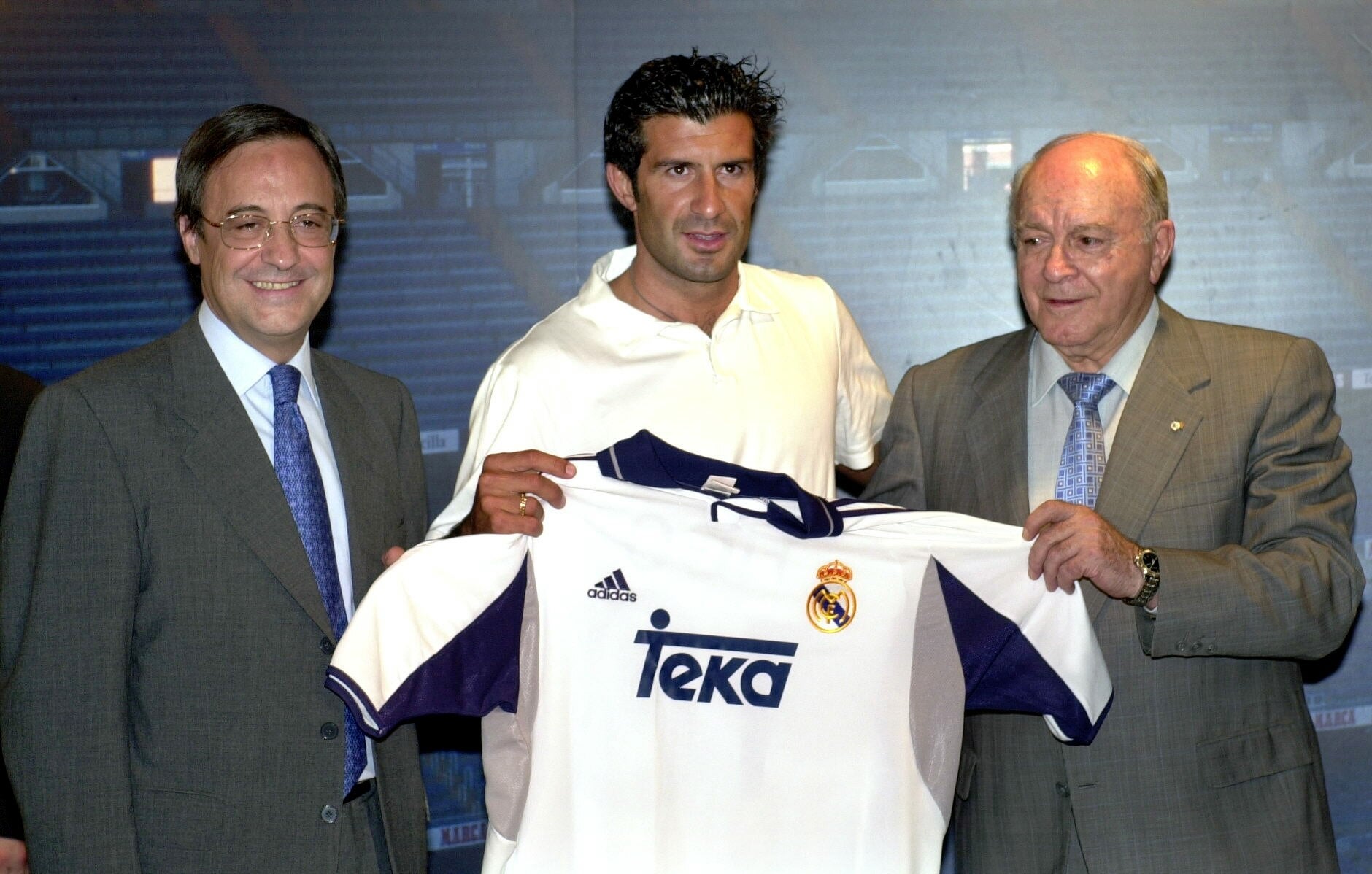 Di Stéfano (d), en la presentación de Figo (c) con Florentino Pérez (i).