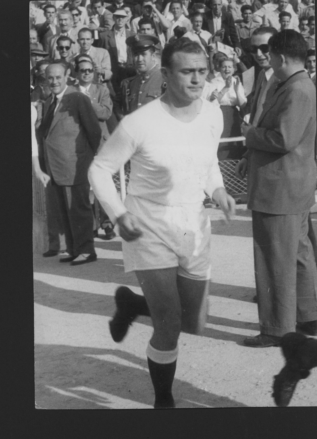 Di Stéfano salta al terreno de juego antes de un partido con el Real Madrid en 1953.