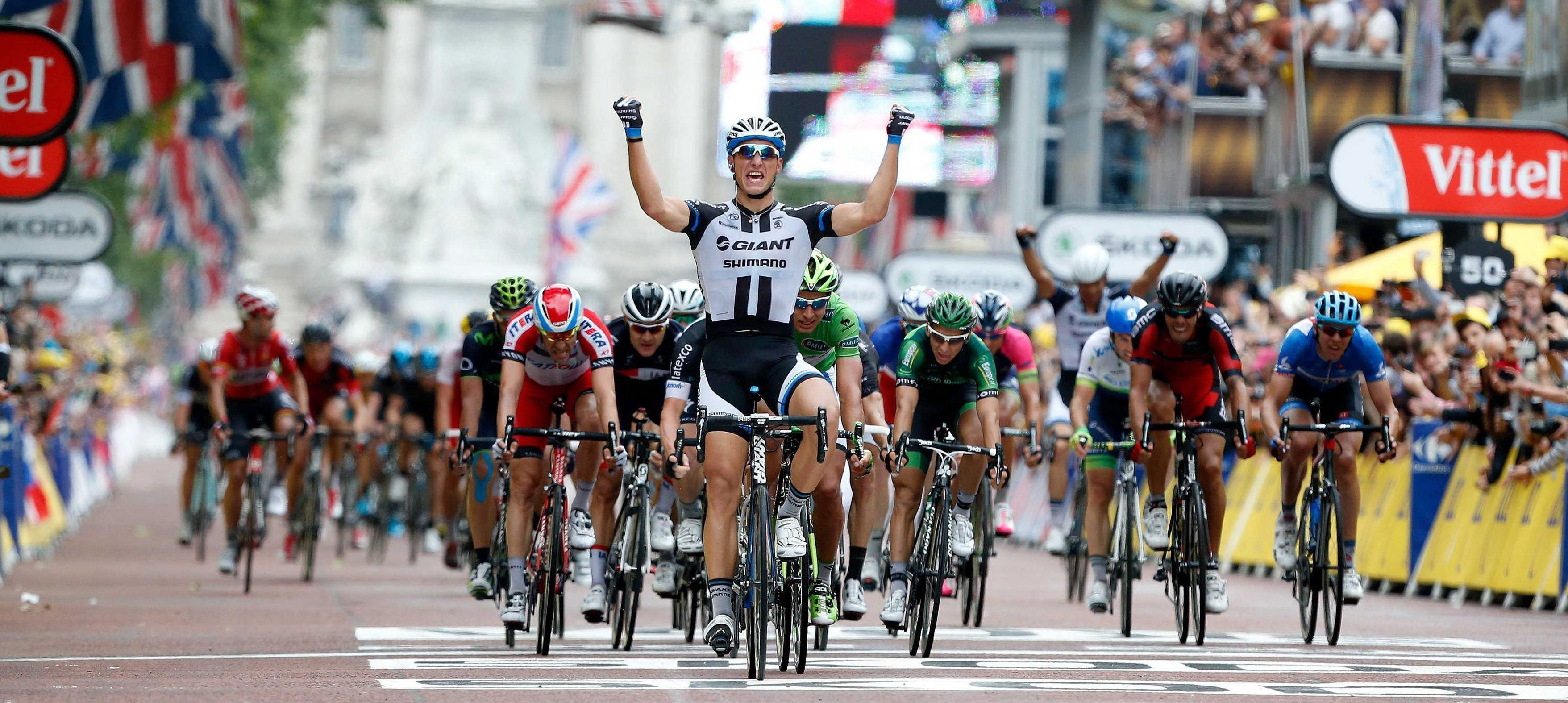 El ciclista alemán del equipo Giant Shimano, Marcel Kittel (c), celebra su victoria tras cruzar la línea de meta.