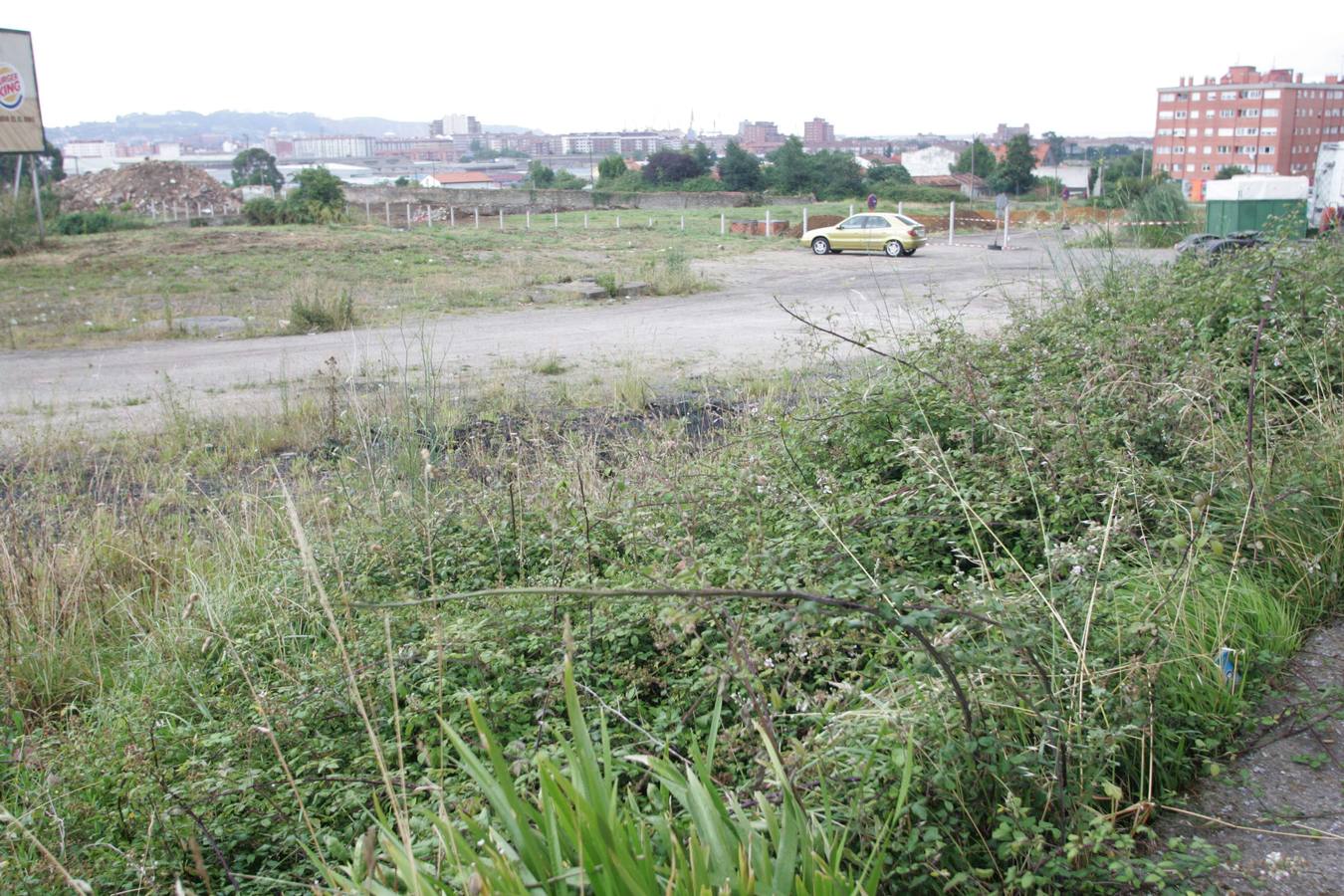 Vecinos de Gijón, en pie de guerra contra los solares abandonados