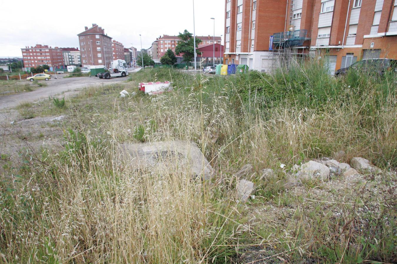 Vecinos de Gijón, en pie de guerra contra los solares abandonados