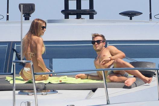 Mario Gotze disfruta de su título de campeón del mundo de fútbol junto con su novia en un barco en Ibiza