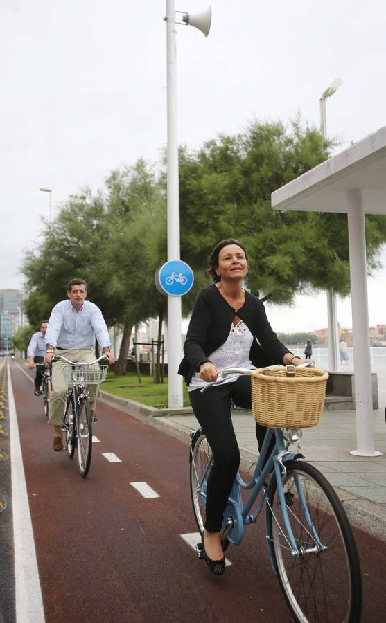 Carmen Moriyón, Rafael Felgueroso y Fernando Couto pedalean para inaugurar el carril bici