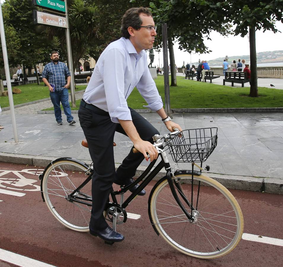 Carmen Moriyón, Rafael Felgueroso y Fernando Couto pedalean para inaugurar el carril bici