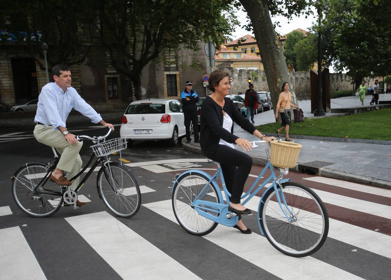 Carmen Moriyón, Rafael Felgueroso y Fernando Couto pedalean para inaugurar el carril bici