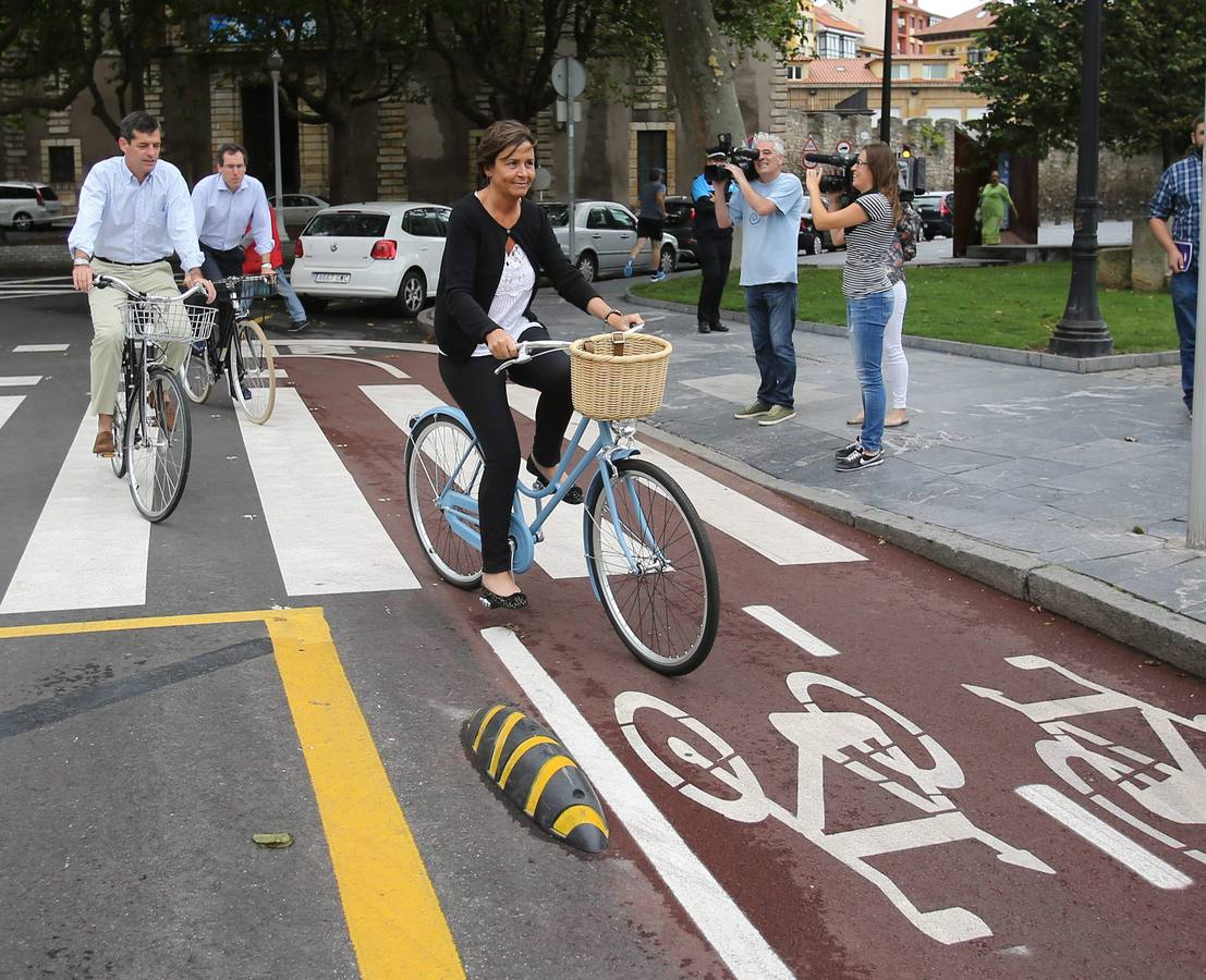 Carmen Moriyón, Rafael Felgueroso y Fernando Couto pedalean para inaugurar el carril bici