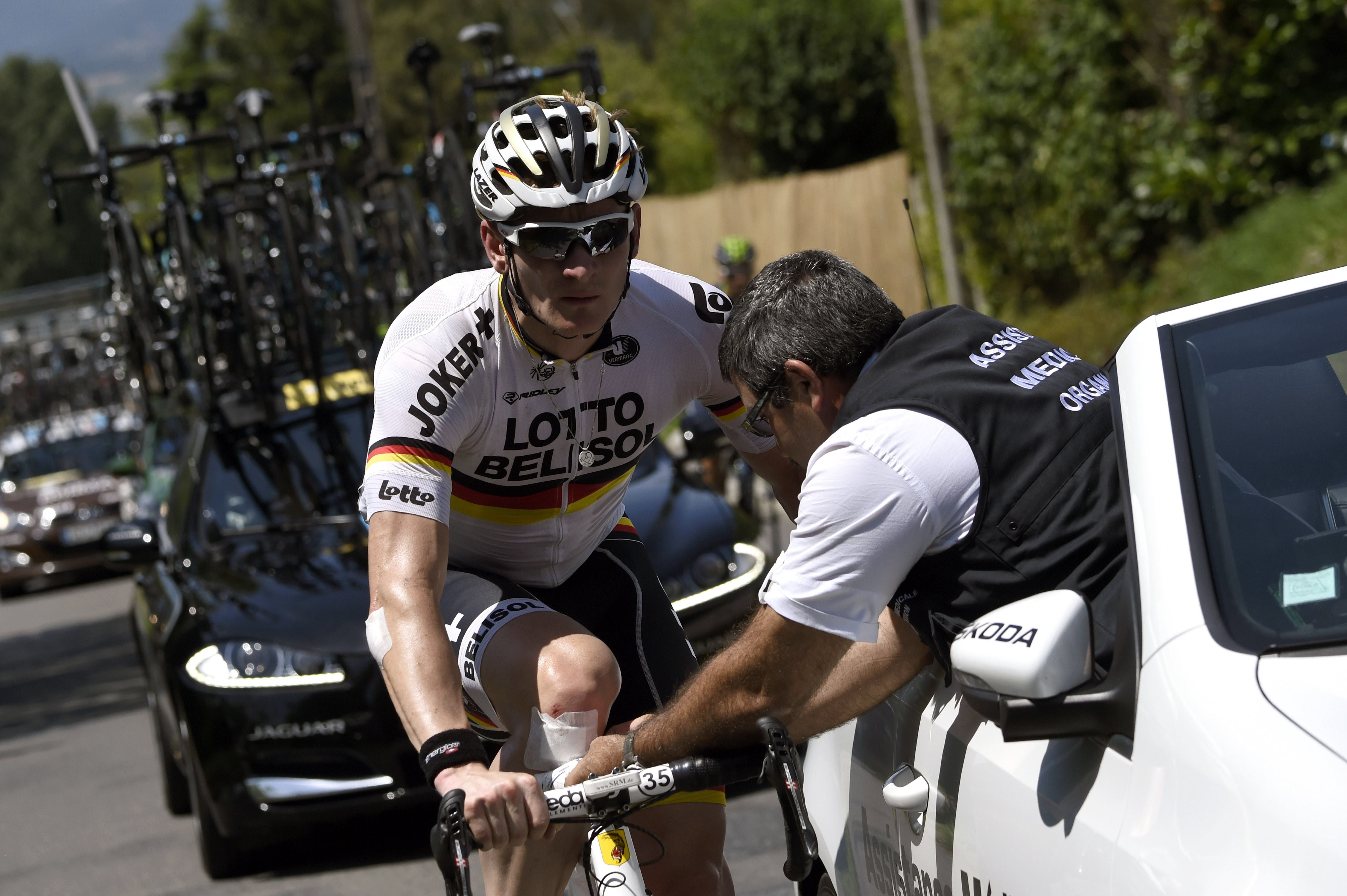 Greipel recibe asistencia médica durante la etapa.