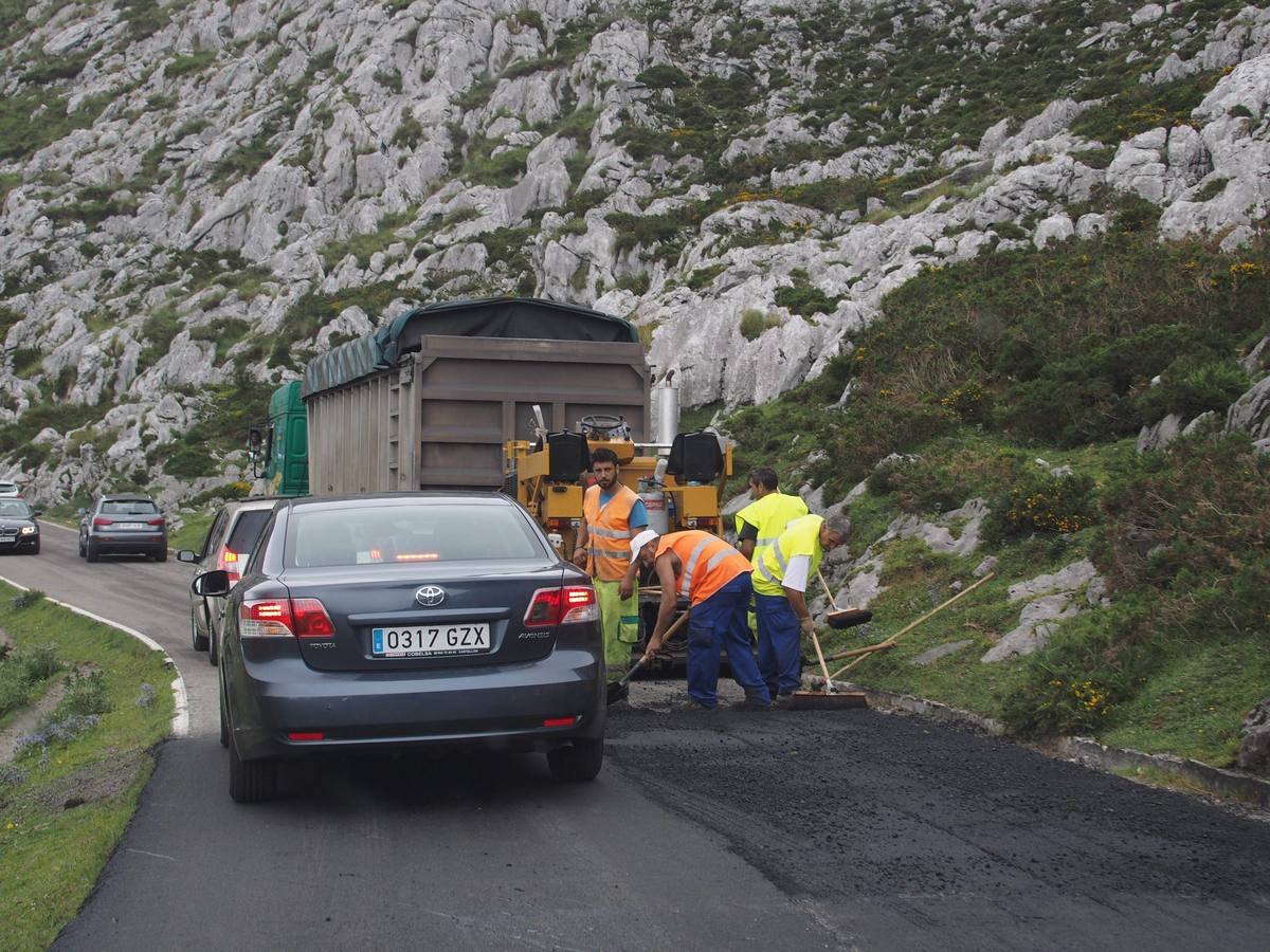 Colapso en la carretera a los Lagos de Covadonga