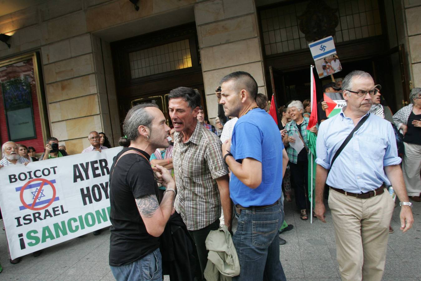 Las imágenes de la protesta contra Israel a las puertas del Jovellanos