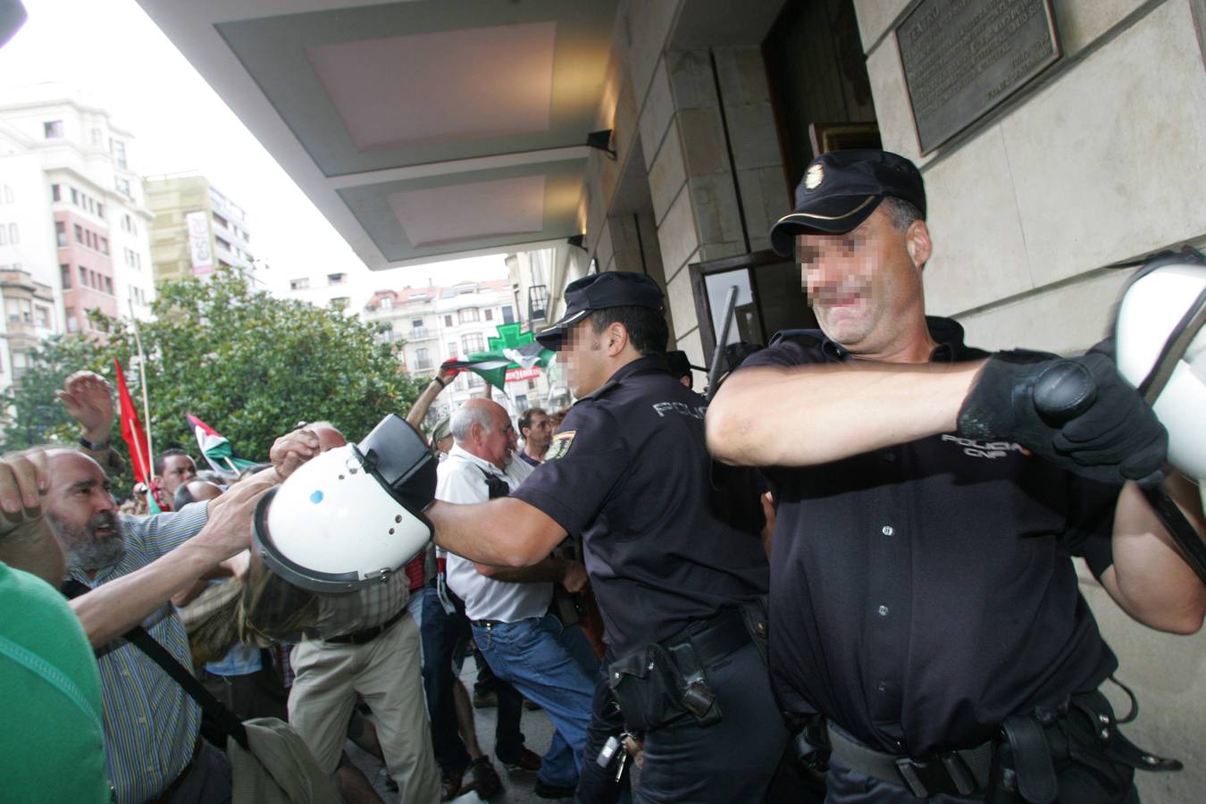 Las imágenes de la protesta contra Israel a las puertas del Jovellanos