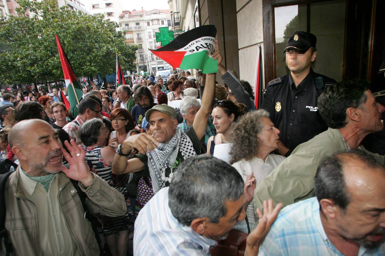 Las imágenes de la protesta contra Israel a las puertas del Jovellanos