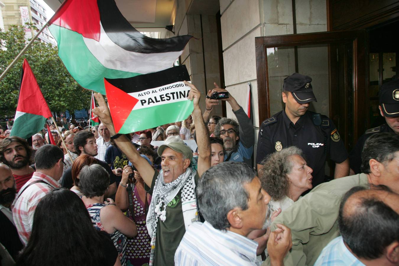 Las imágenes de la protesta contra Israel a las puertas del Jovellanos