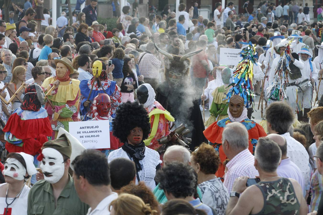 Mascarada ibérica por el Pseo del Muro