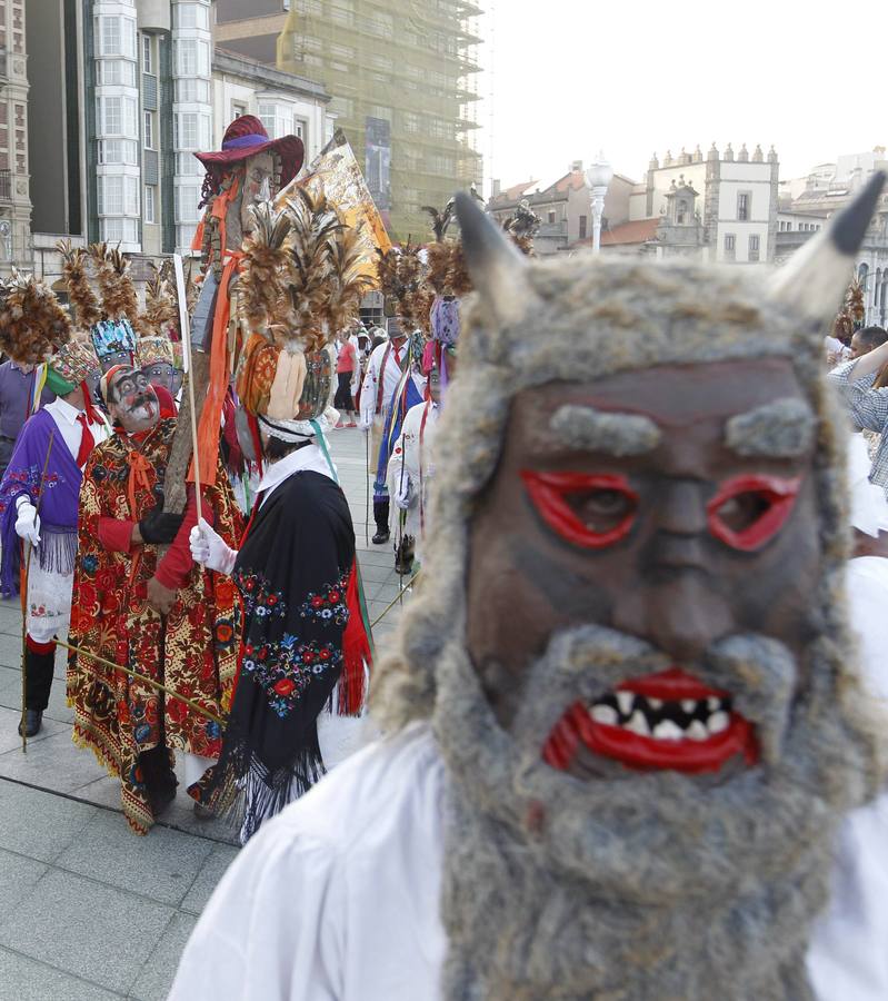 Mascarada ibérica por el Pseo del Muro