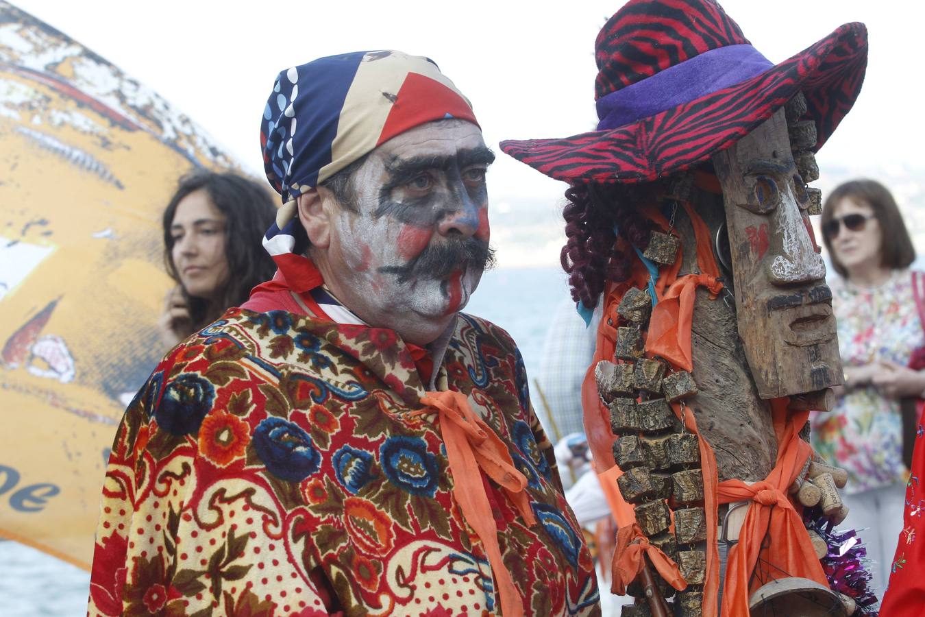 Mascarada ibérica por el Pseo del Muro