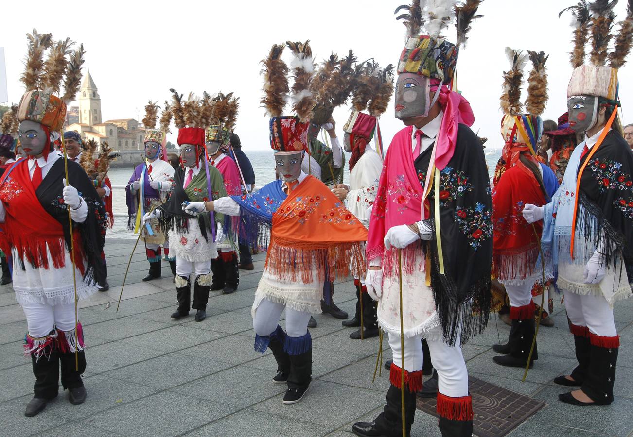 Mascarada ibérica por el Pseo del Muro