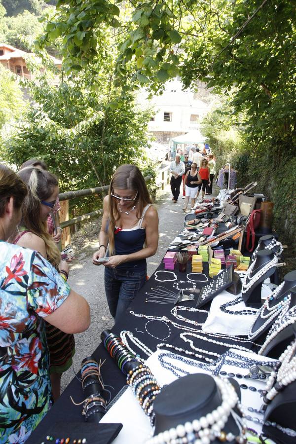 El mercado tradicional de Murias triunfa por su variedad