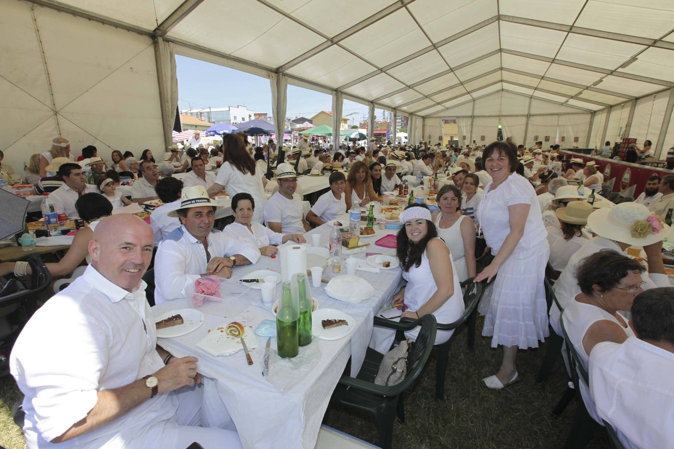 La fiesta del Indiano en Trasona se viste de Blanco