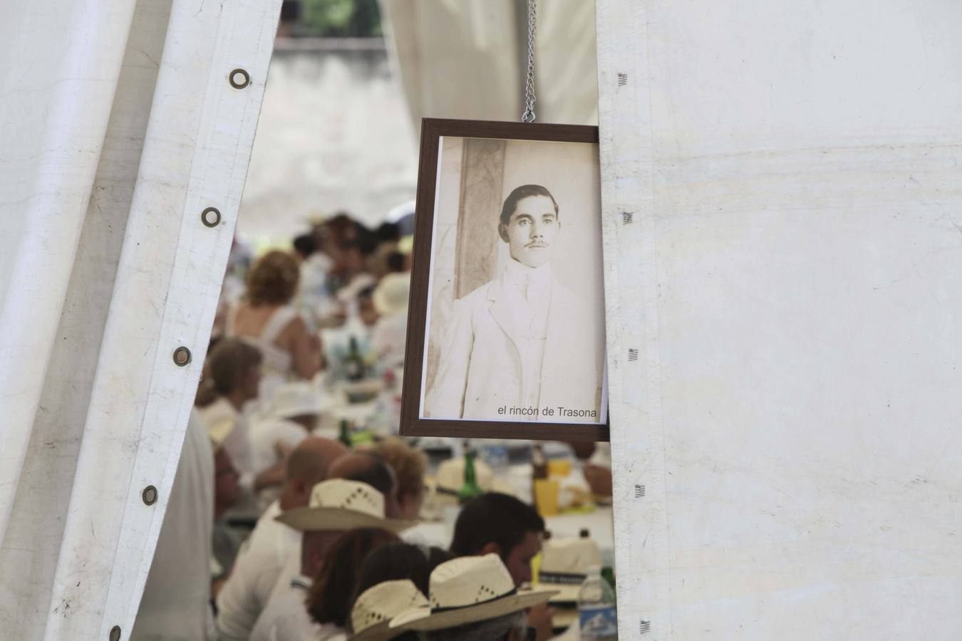 La fiesta del Indiano en Trasona se viste de Blanco