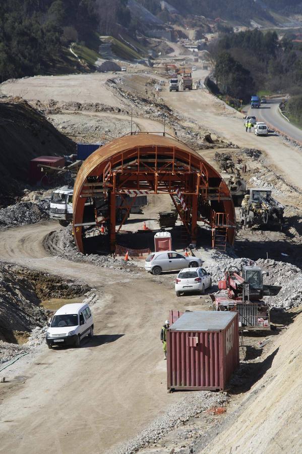 Así se construyó el tramo de la Autovía del Cantábrico, A-8, entre Pendueles y La Franca