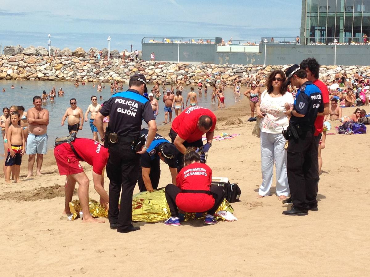 Fallece un bañista en la playa de Poniente
